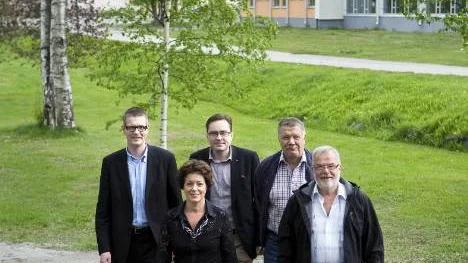 Om den borgerliga alliansen tillsammans med sjukvårdspartiet går mot valseger väntar ett svärdshugg i investeringsbudgeten och storsatsning på skolan. Mattias Karlsson (M), Camilla Hansen (C), Tomas Olofsson (FP), Dan Ankarholm (NS) och Conny Sundström (KD) styr stegen mot framtiden. FOTO: Pär Bäckström