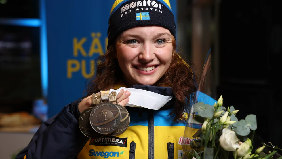 Skidskytten Linn Persson med sina VM-medaljer runt halsen. Arkivbild.