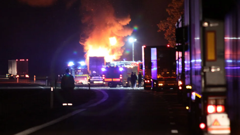 Den ena lastbilen fattade eld. Sprayburkar exploderade och for omkring överallt.Bild: Mats Tjernström