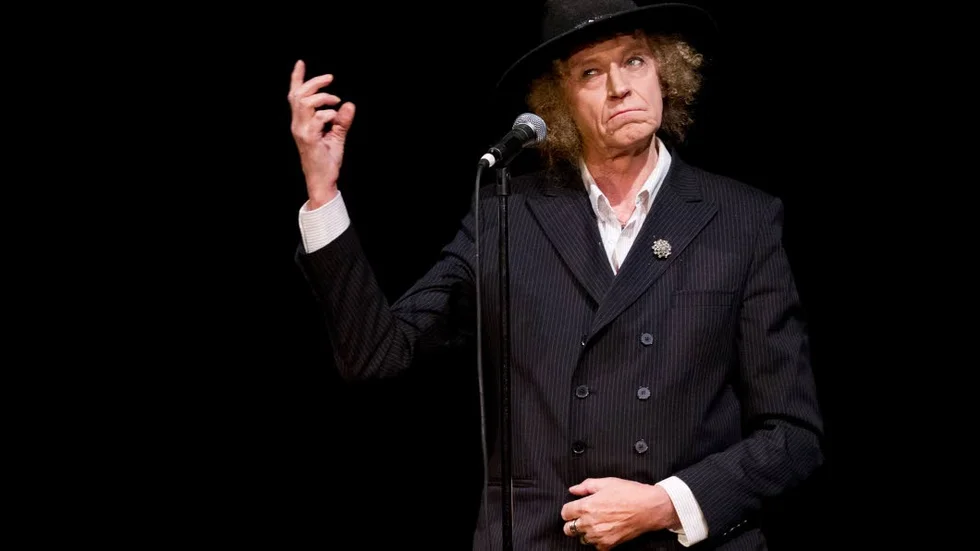 Pristagare. Bruno K Öijer har precis avslutat ännu en diktläsningsturné för fullsatta salonger. Här vid framträdandet på Stora teatern i Linköping i december 2014.