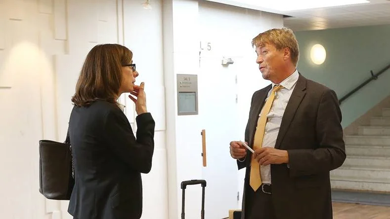 Före rättegången. Åklagaren Anna Hjort och stjärnadvokaten Thomas Bodström i samspråk före rättegången i Norrköping om det misstänkta Finspångsmordet.