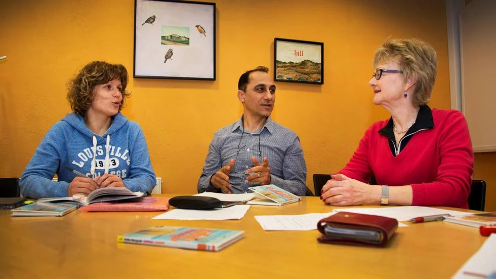 Bokmalar. Natalia Maliarenko, Antoine Sabbagh och Ingrid Norling träffas på Stadsbiblioteket en dag i veckan.
