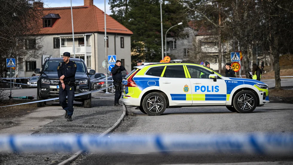 En man i 20-årsåldern sköts till döds på en parkeringsplats vid Rekarnegymnasiet i Eskilstuna.