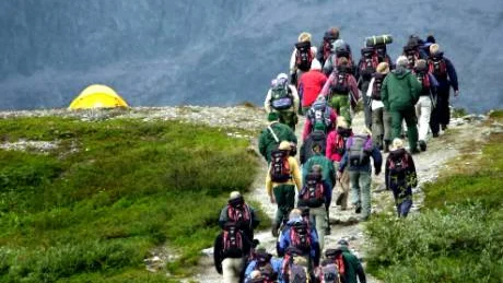 Varje år går mellan 800 och 900 personer med STF:s guidade turer till Kebnekaises sydtopp. Nu omfattas turerna av nya säkerhetskrav frånKonsumentverket. FOTO: LENNART JÖNSSON