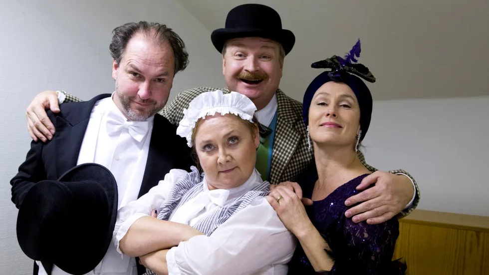 Finalen. Teaterexpressen gör de sista föreställningarna av "Hjälten från Stångån" i helgen. Rollerna görs av Lasse Olofsson, Niclas Angerborn, Mia Poppe och (längst fram) Pernilla Parszyk.
