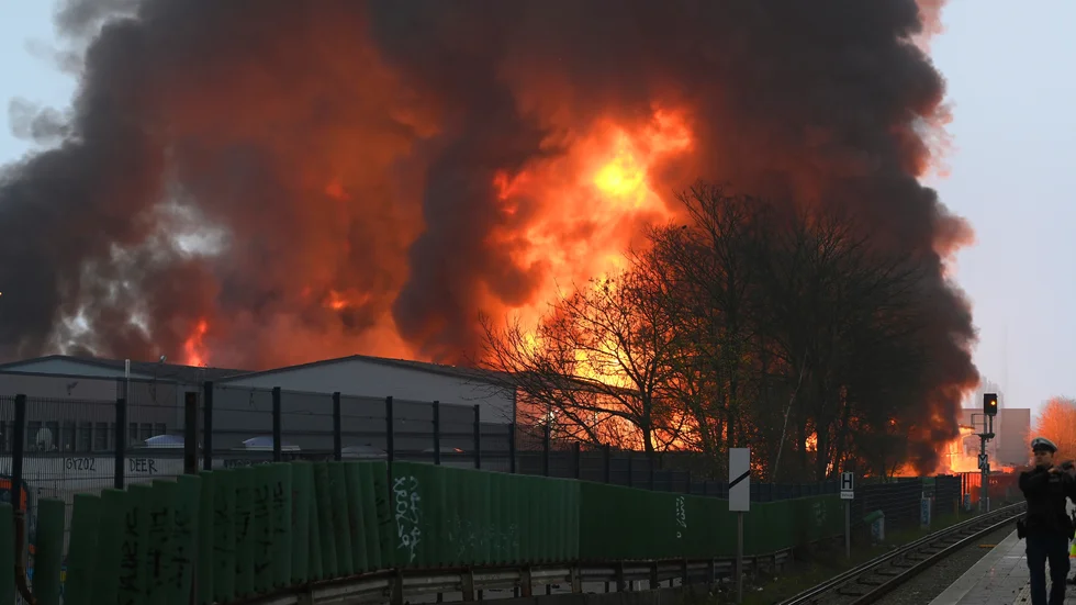 Enorma lågor slår upp från branden i Hamburg, Tyskland. Giftig rök från lagerlokalerna sprider sig över staden.
