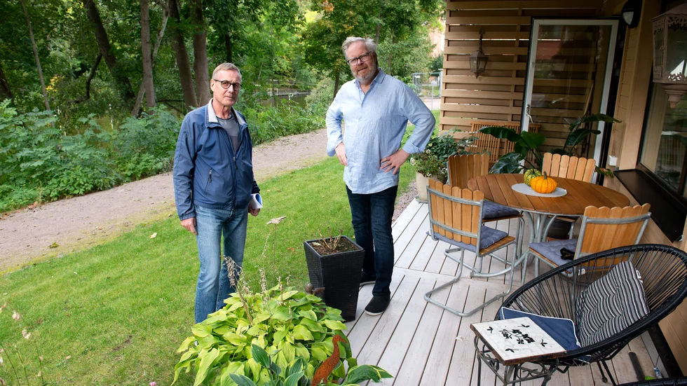 Johan Palmcrantz, tv, och Kurt Lindbäck konstaterar att promenerande kommer nästan gå in på uteplatsen. 