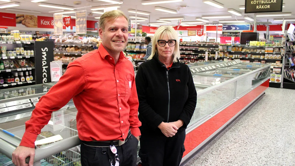 Roberth Sundberg är handlare sedan 2012. Madeleine Karlsson har varit anställd i butiken sedan 1988 och minns när den brann ner 1990. "Det var chockartat för samhället."