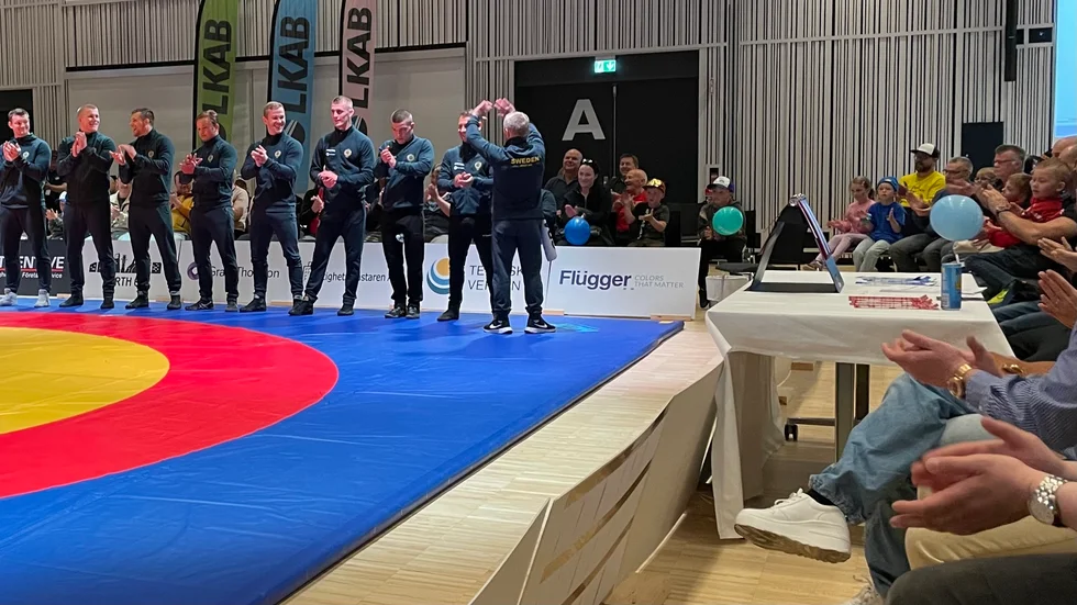 Zigmunds Jansons (med ryggen mot kameran) hyllades i Kiruna under jubileumsfirandet och landskamp i maj 2023.