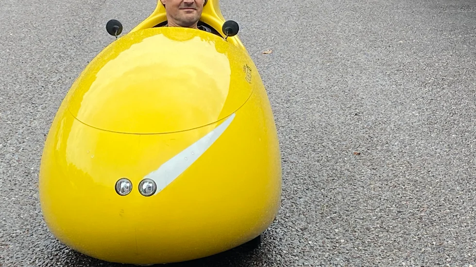 "Efter 100 mil med velomobil – ja då har man lärt sig att behärska den i alla lägen", säger Burkard Zietz. Själv har han kört många fler mil än så.