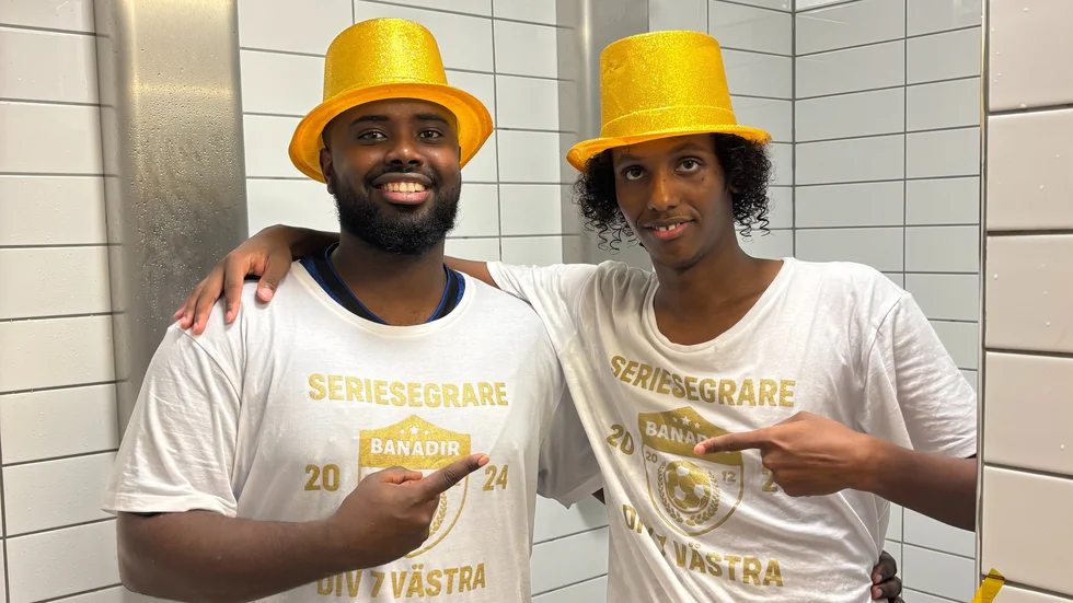 Abdirisak Hussein, till vänster, är både ordförande och spelande tränare i Banadir som tog hem seriesegern i sin första utomhussäsong. Nu är målet att klättra vidare uppåt i divisionerna.