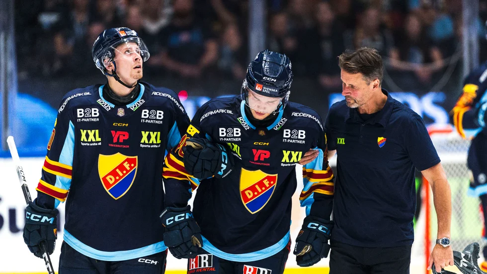 Djurgårdens Arvid Costmar lämnar isen efter sin skada.