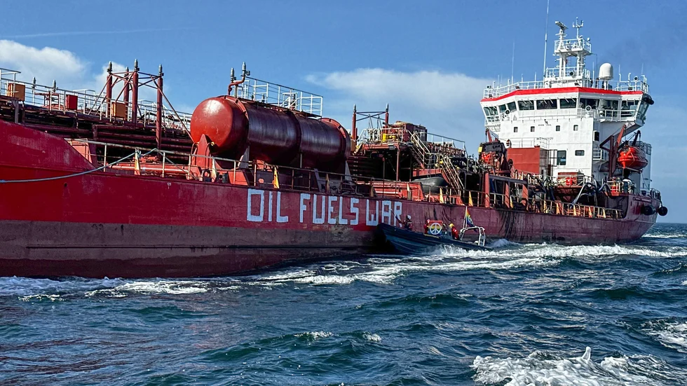 När Zircone låg utanför Gotlands kust senaste gången gjorde Greenpeace en aktion mot fartyget. "Oil fuels war" skrev de på fartygets sida. 
