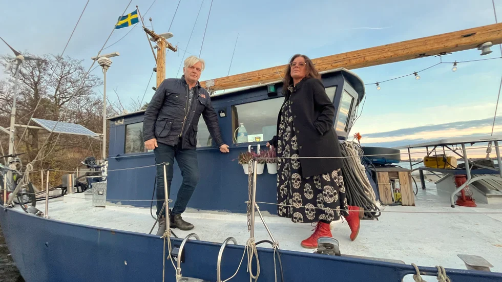 Niclas Ådemark och Lotta Eliasson har bytt hus mot båt och bor permanent på sitt flytande hem vid Slottsholmens marina. 