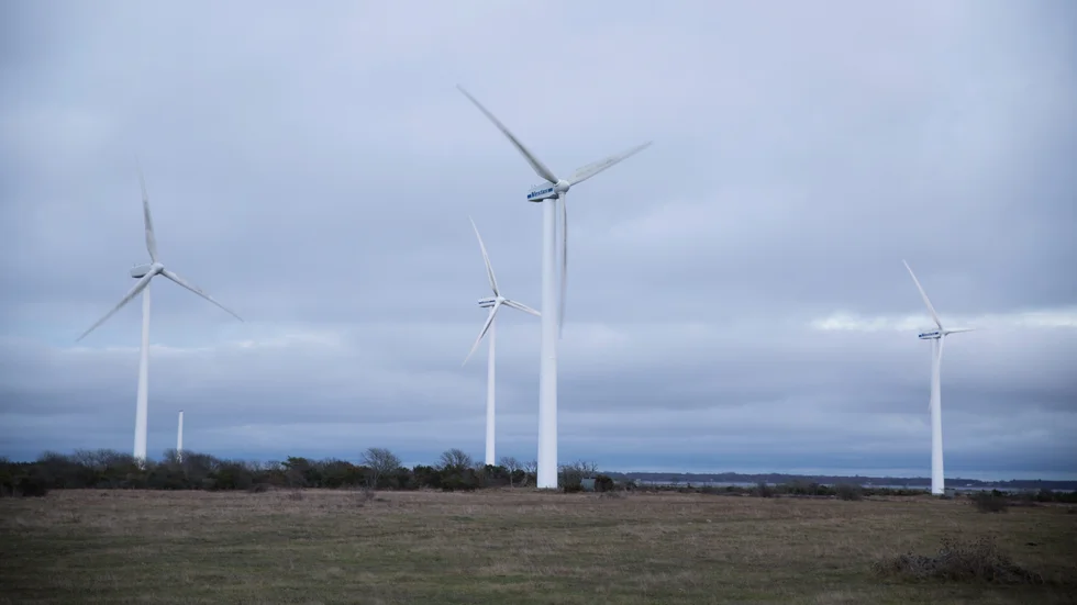 "Enklast är att göra som Finland och Tyskland med ett elområde för hela landet, eller kanske inrätta ett 5:e elområde där exportkablarna går ut mot Danmark, Tyskland, Polen och Litauen." skriver insändarskribenten som tänkbar lösning på Sveriges problem med elpriser.