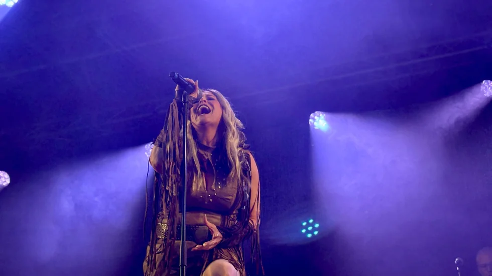 Artisten Annika Ljungberg under konserten "Dunderhits" på Vadstena slott i juli 2023. Nu kommer hon tillbaka till slottet för att ge julshower med sin grupp. "Jag skulle nog säga att det är en ynnest att få komma till en sån fin stad med så mycket kulturella och historiska landmärken", säger Ljungberg.