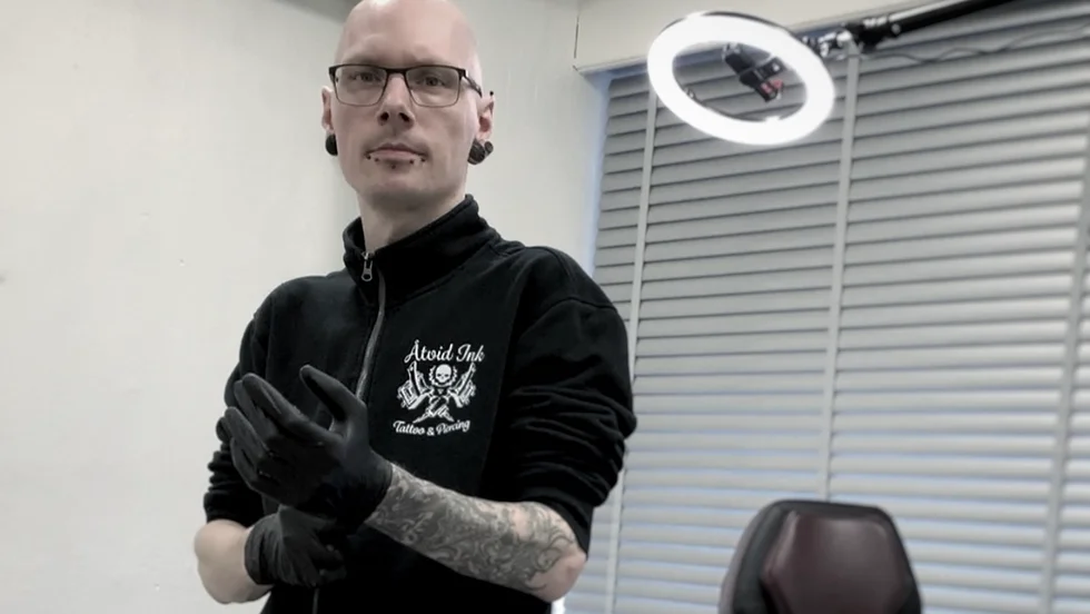 Tommy Karlsson hade en jobbig skoltid där han helst ägnade sig åt att teckna istället för att plugga. Idag jobbar han heltid som tatuerare på Åtvid Ink och hoppas kunna inspirera andra som inte riktigt hittat sin väg i livet än.