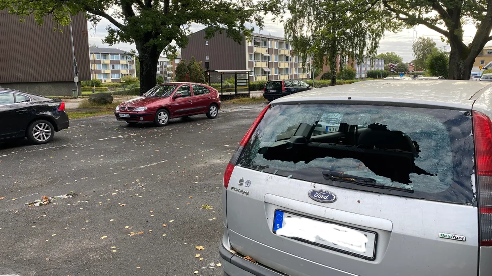 I förra veckan vandaliserades bilar på parkeringen på Maechelsgatan-Stora Trädgårdsgatan. Nu har det kommit in en liknande anmälan från Vårdsträdsplan i Västervik.