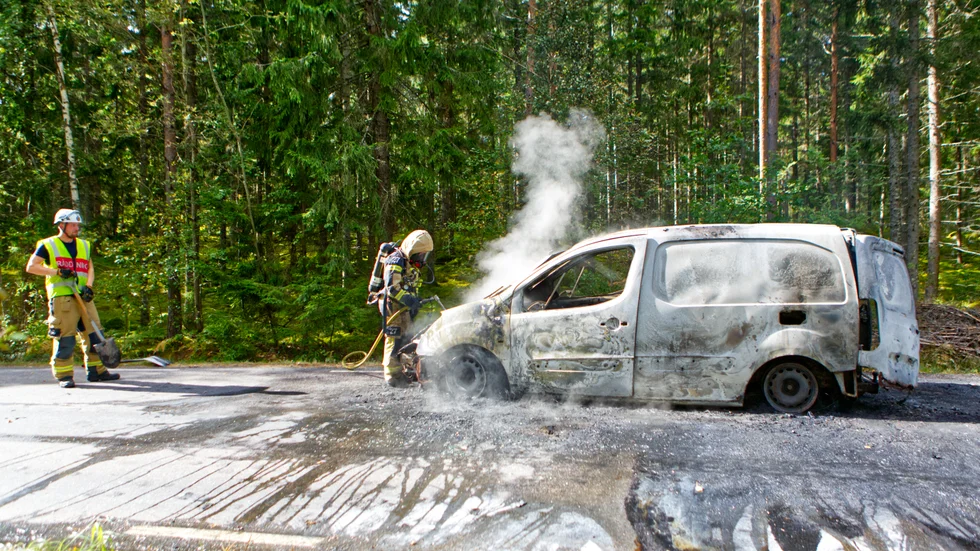 Brandmännen arbetade med släckningen av den skåpbil som fattade eld på Stöttasten-vägen. 