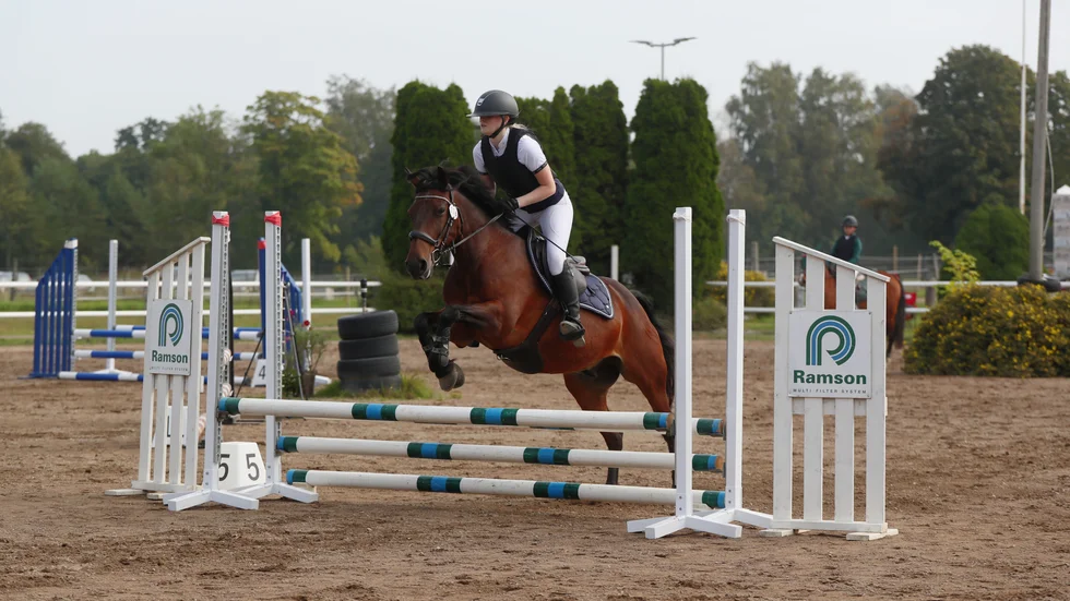 Ella Molinder från Nykyrka Ridklubb hoppade felfritt, vilket ledde till vinst i Lätt D, kategori C tillsammans med sin häst: Prins Broderick.