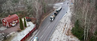 Trafiken stod stilla i timmar – fyra lastbilar halkade av vägen
