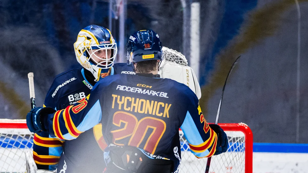 Djurgårdens Jonny Tychonick jublar med målvakten Hugo Hävelid efter en seger i Hockeyallsvenskan.