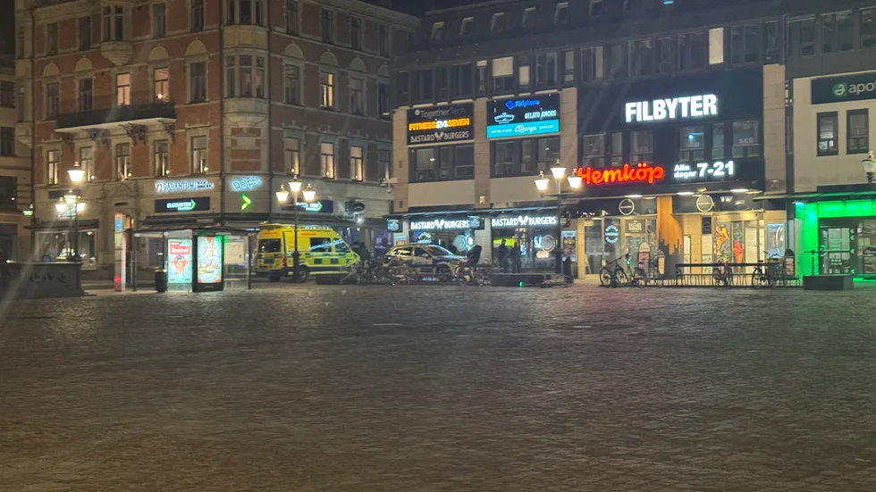 Polis och ambulans larmades till Stora torget under natten mot fredagen. 
