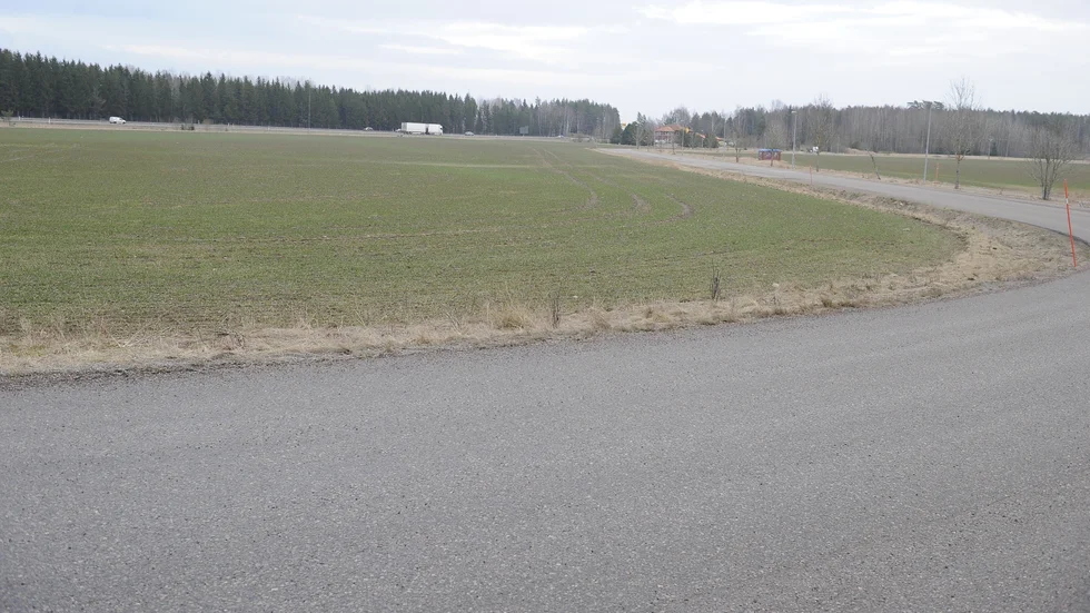 Här, intill Erik Dahlbergs väg och ut till E4 som skymtar, finns det nu konkreta exploateringsplaner från en stor lastbilsaktör. Ytan det handlar om är på 11200 kvadratmeter.