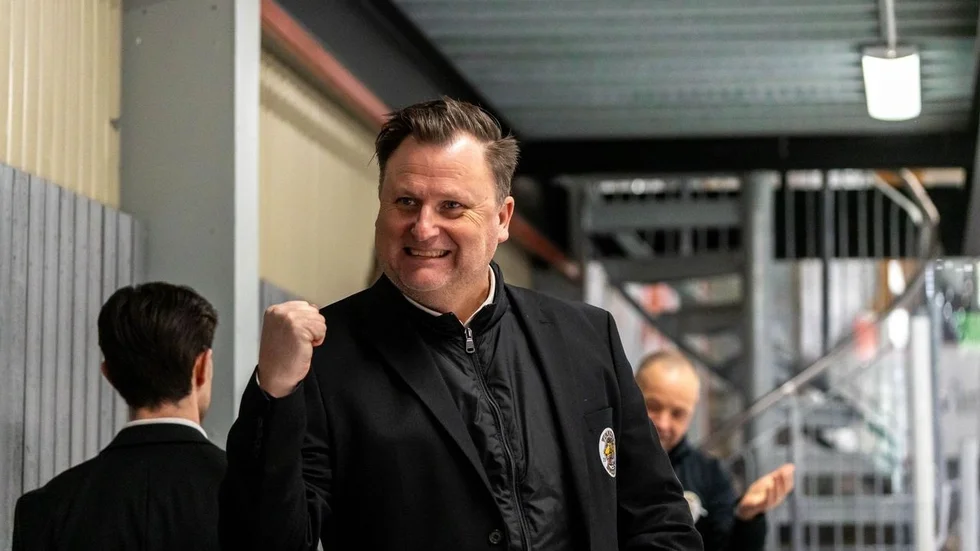VH-tränaren Björn Tholander Olsson kunde knyta näven för segern i derbyt.