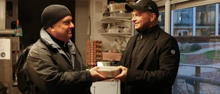 Här delar Michael ut gratis matlådor i Linköping