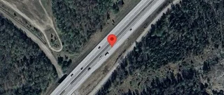 Trafiken påverkas av stillastående lastbil på E20 – ett körfält blockerat
