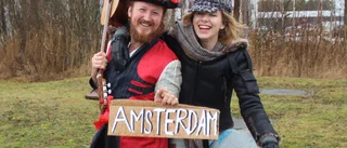 Konstnärerna Emma och Mathias vill normalisera liftandet