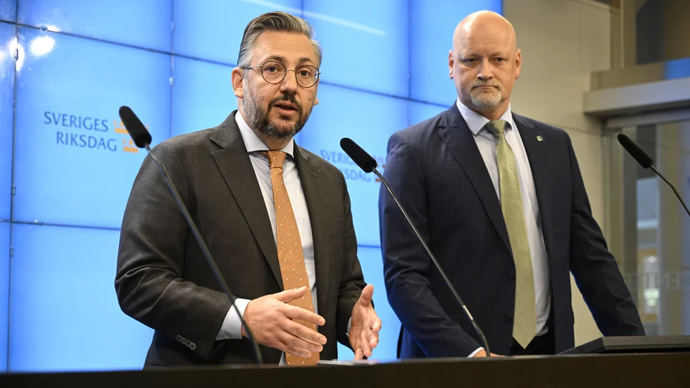 Centerpartiets partiledare Muharrem Demirok och gruppledare Daniel Bäckström. Nu meddelar partiet att man KU-anmäler statsminister Ulf Kristersson (M). Arkivbild.