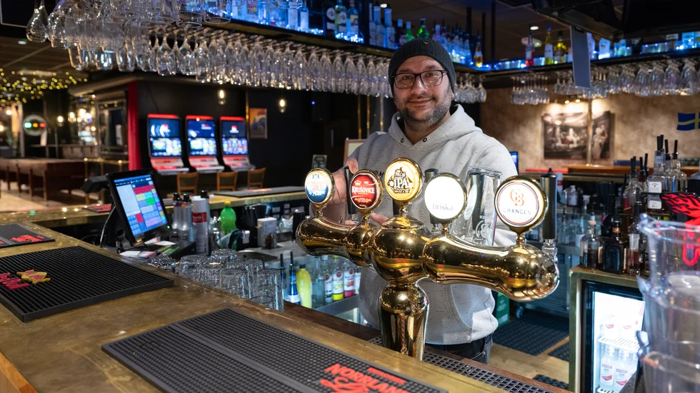 Milo Zenno på  Karaoke lounge bar i Nyköping bjuder vårdanställda på fest.