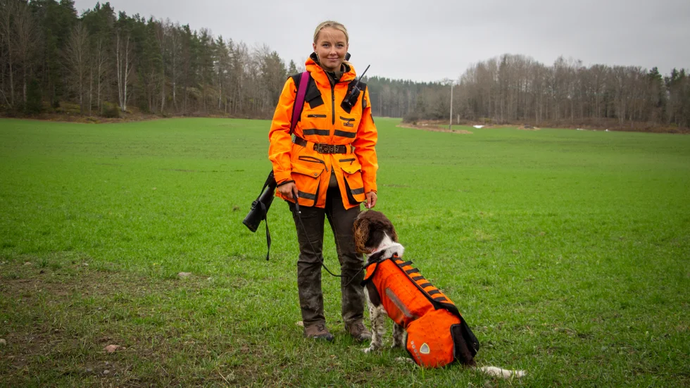 Wilma Blomqvist Jepsen tillsammans med sin hund, vakteln Zixten.