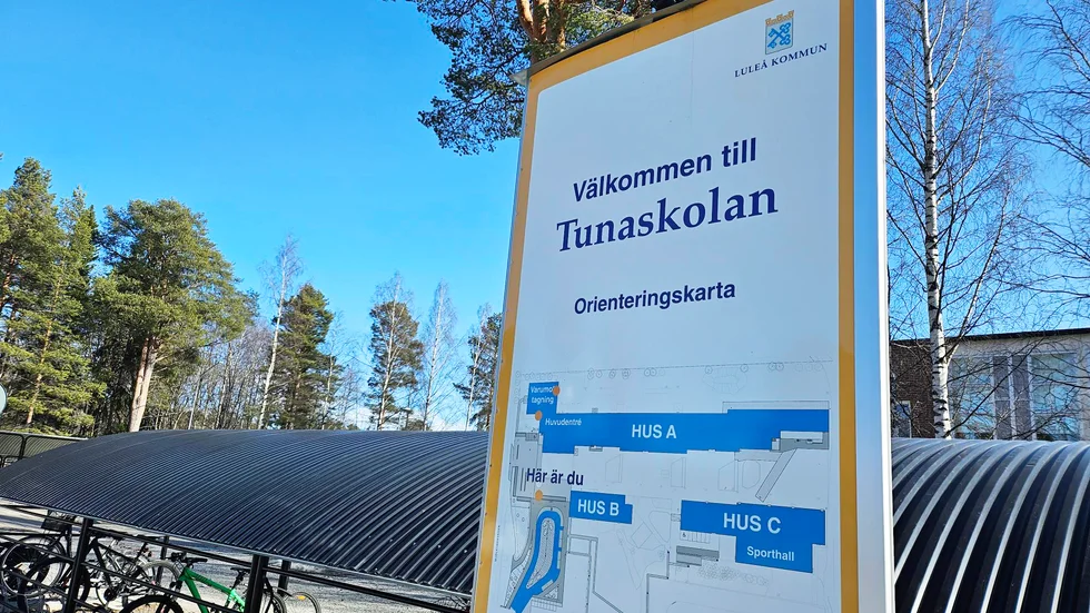 Den anpassade grundskolan i Luleå får skarp kritik från intresseföreningen FUB och föräldrar, som menar att är lokalbrist och kompetensbrist på skolan. Rektor Rickard Nordberg menar att trångboddheten är utmanade, men känner inte igen andra delar av kritiken.