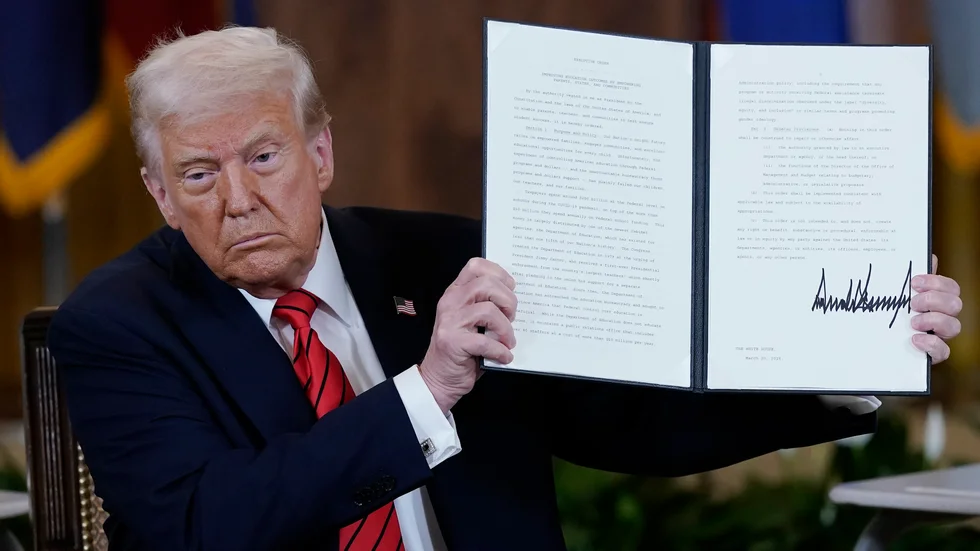 President Donald Trump visar fram en presidentorder.