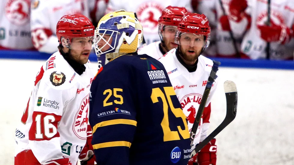 Filip Lindblad lämnar isen halvvägs in i matchen när Troja-Ljungby gjort 5-1. 