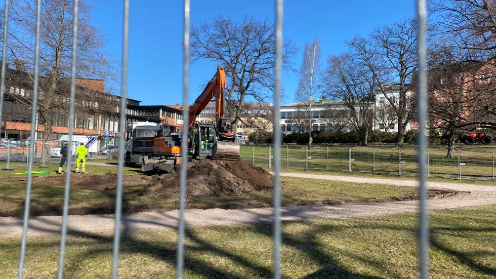 Grävmaskinisten är igång med markarbetet för Motalas nya scen i Stadsparken.