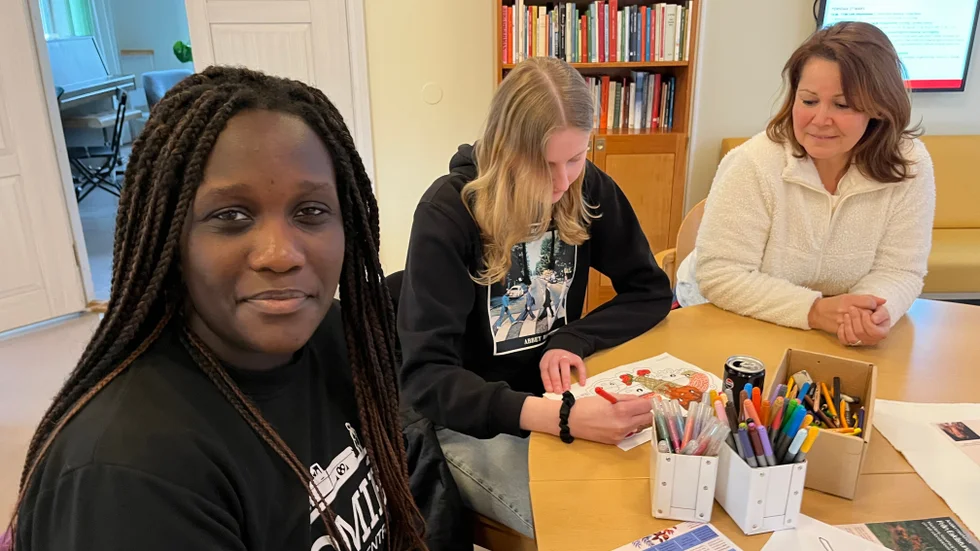 Fabiola Acen är med i konfirmationsgruppen 16+ där deltagarna bland annat pysslar och samtalar om kristen tro. I bakgrunden syns Cornelia Nilsson och församlingspedagogen Fatima Hedman. 
