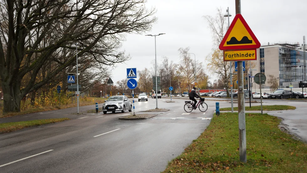 Övergångsstället på Lasarettsgatan, vid infarten till Norrängsgatan, ska göras säkrare. Här ska det bli tydligare väggupp, längre refug och tydligare linjer.