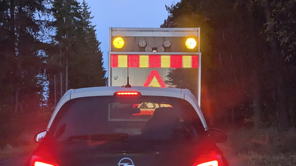 Bild från stillastående trafik bakom en skyddsbil mellan Gånsta och Boglösarondellen på tisdagsmorgonen.