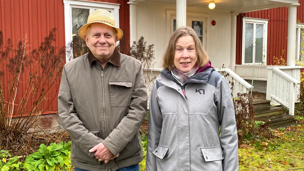 Staffan Svensson och Gunilla Strömberg säljer nu Regnagården efter 17 säsonger men blir kvar som grannar.