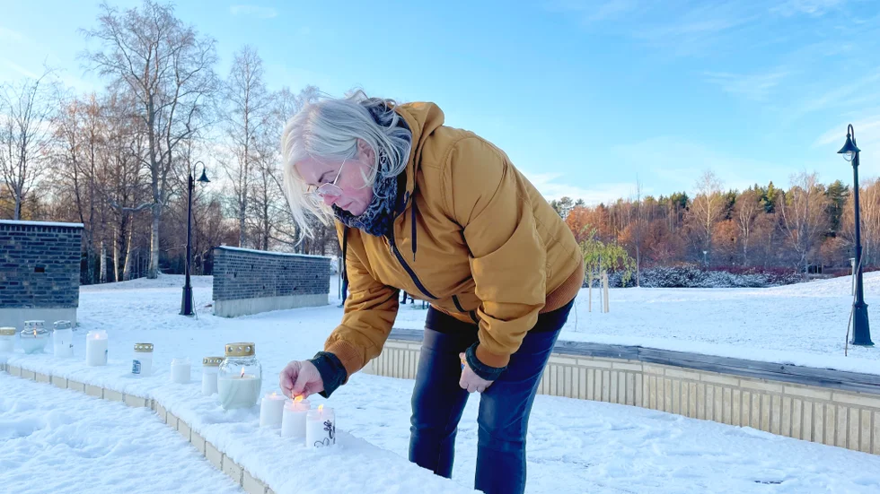 Eva Enkvist tände två ljus i askgravlunden vid Stillhetens dal på Alhems kyrkogård. 