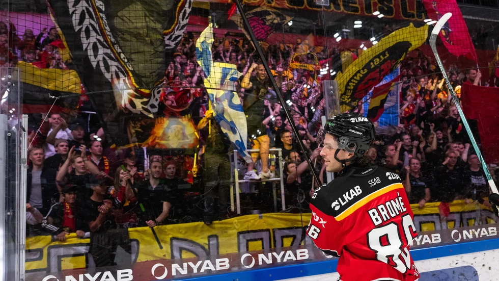 Supportrar bröt mot flaggförbudet som råder på ståplatsläktaren.