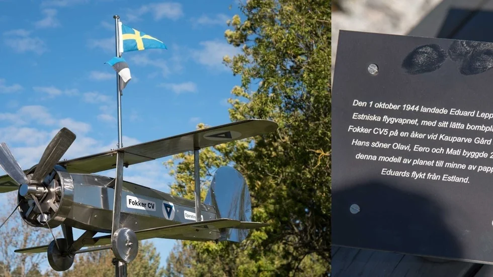 Fokkermodellen med en av skyltarna med svensk text på platsen.