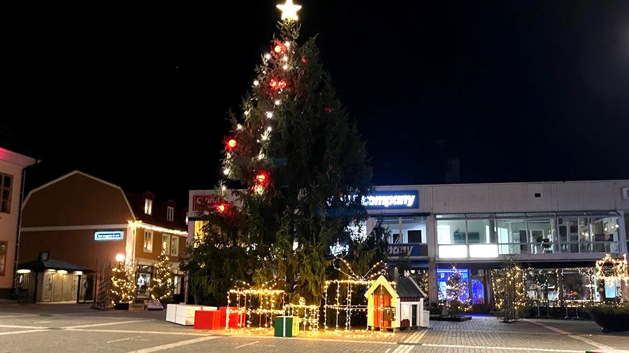 Mitt i julmyset på Stora Torget i Västervik ägde ett storbråk rum under natten mot lördag.