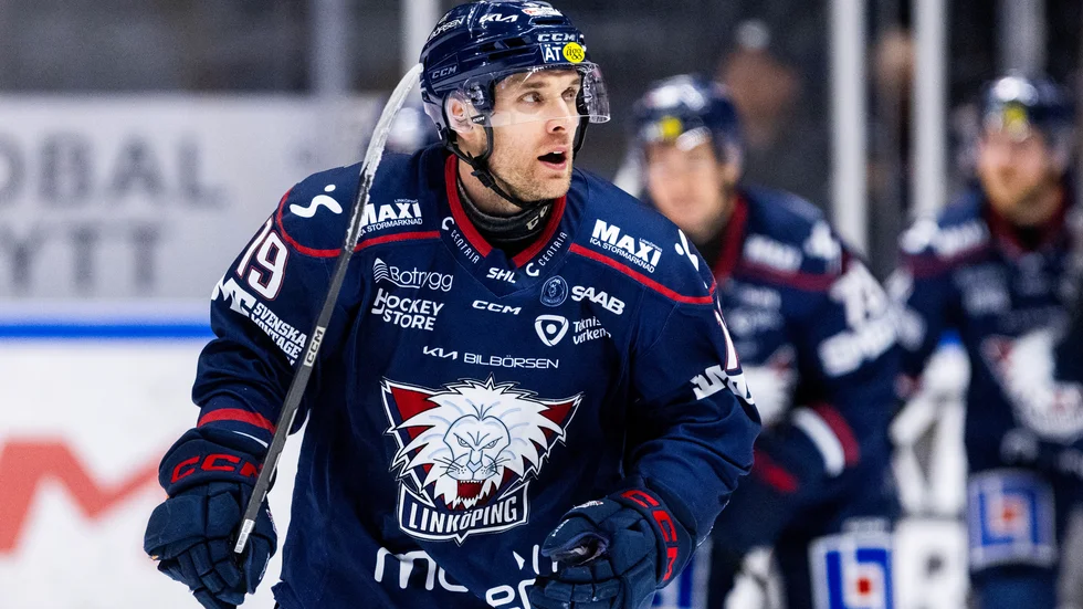 LHC:s Patrick Russell jublar efter 2-1 under matchen mot HV71. 