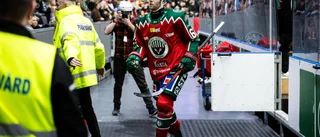 Frölundaspelaren stängs av efter tacklingen mot LHC-spelaren