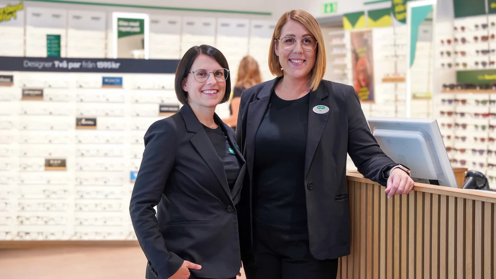 Marie Töyrä och Moa Berg driver sedan 2020 Specsavers i Boden.